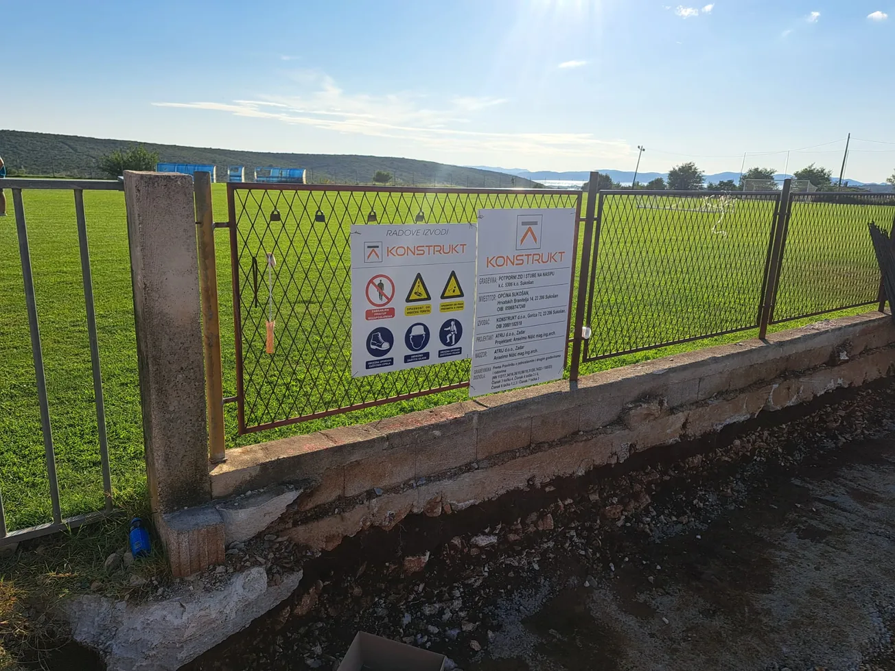 Općina Sukošan nastavlja s divljanjem i protupravnom izgradnjom tribina u Debeljaku na privatnom vlasništvu unatoč pravomočno izgubljenom parničnom postupku