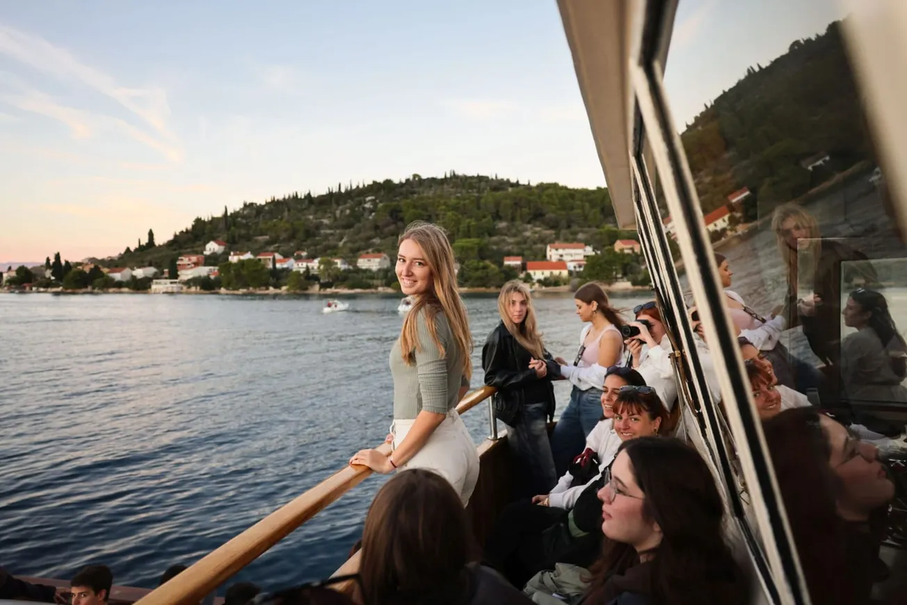 Dobrodošlica s najljepšim zalaskom sunca: Novi studenti Sveučilišta u Zadru zaplovili na UNIZD Cruiseu