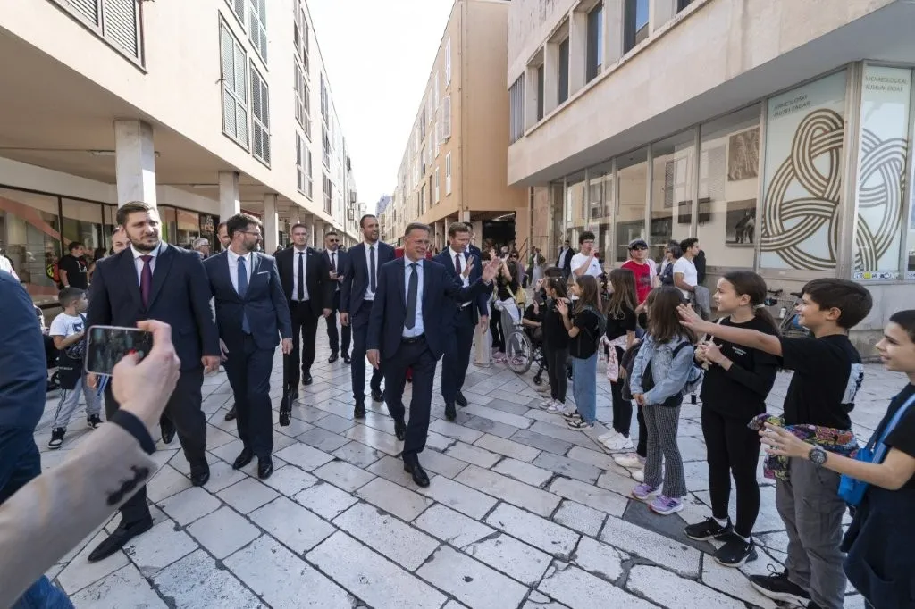 NEVJEROJATAN PRIZOR! HDZ-OV REŽIM STRAHA I KULT LIČNOSTI SE VRAĆAJU: Njonjo Maršira Kalelargom, postrojena djeca plješću