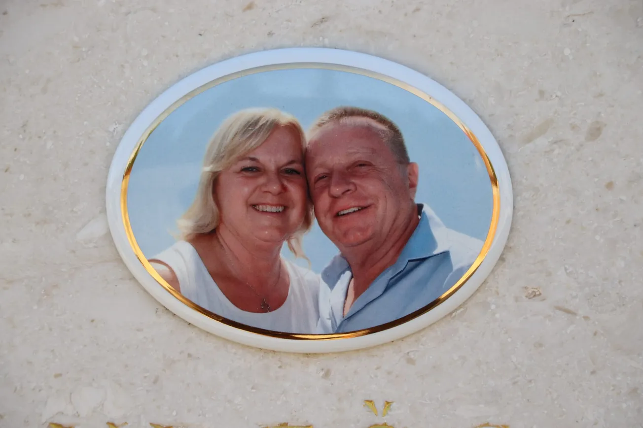 KREŠO I SNJEŽANA najveseliji su ljudi na virskom groblju - i što je najljepše, živi su i zdravi