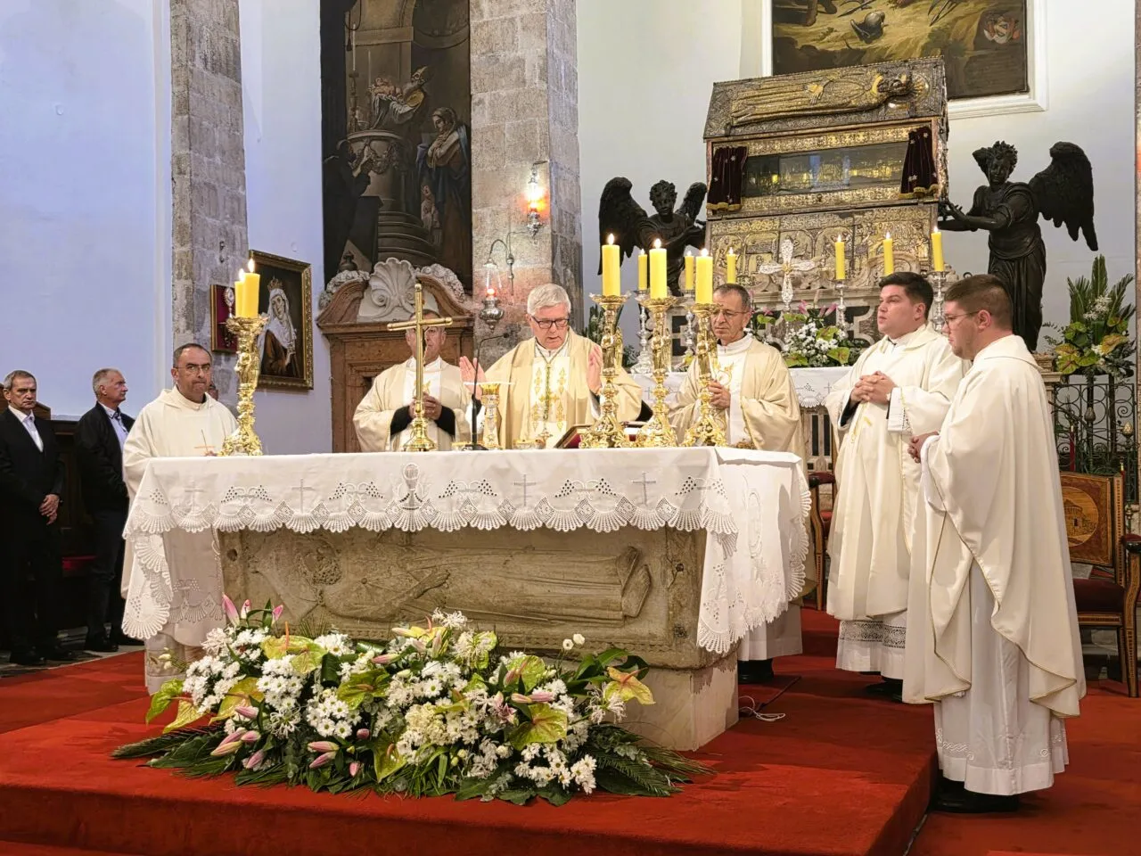 Proslavljena 320. godišnjica posvete crkve sv. Šime u Zadru – nadbiskup Zgrablić predvodio misno slavlje i blagoslovio vitraje arkanđela