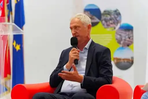 Krstičević obećava revoluciju u otpadu – 29 novih lokacija i “pametni” spremnici, ali građani i dalje čekaju stvarne promjene