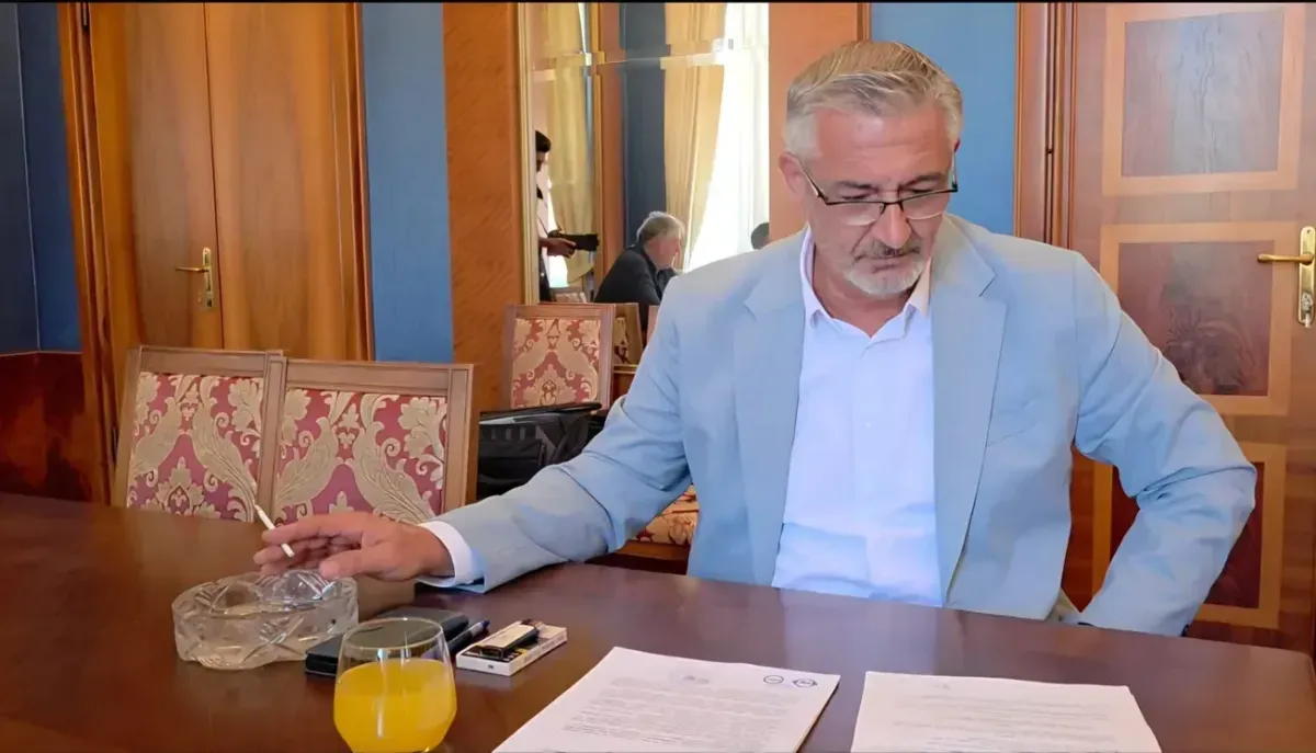 KRAJNJA BAHATOST I NEPOŠTIVANJE Žuvela kasnio 10 minuta na sjednicu, Radeta ga još jednom razotkrio - "Dolaziš iz Raštana, ne živiš u Zadru!"