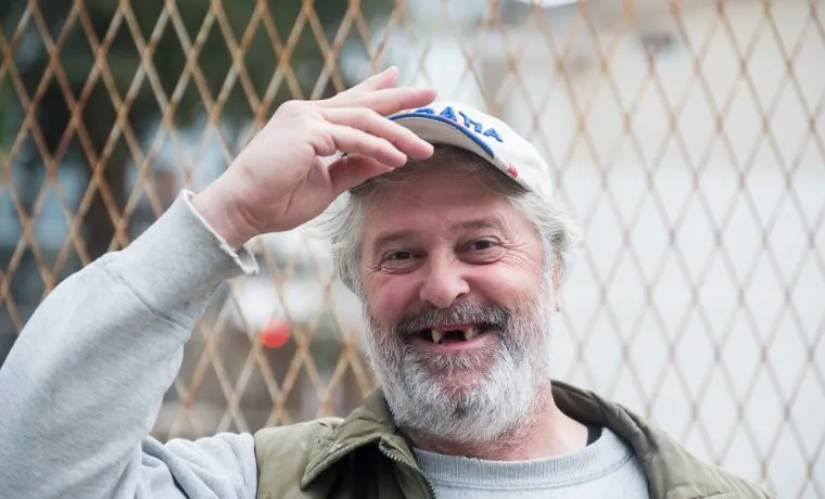 VIDEO: Ričard pokazao svoj izvođački “talent”: od Kemala do Sinatre uz zubnu protezu i eurima u košulji