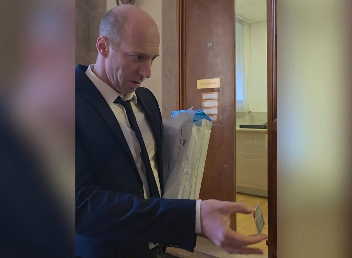 VIDEO - Od svih vijećnika, zaštitar legitimirao jedino Daniela Radetu, nije mu dao da uđe na Gradsko vijeće dok ne pokaže osobnu iskaznicu