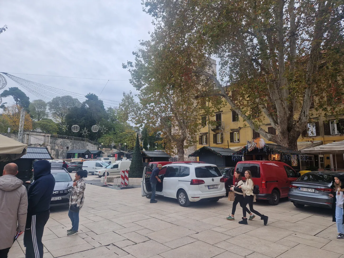 ADVENTSKA ANARHIJA — Erlićeva TikTok ekipica pretvorila pješačku zonu u parking, stakleni trg opet stradava