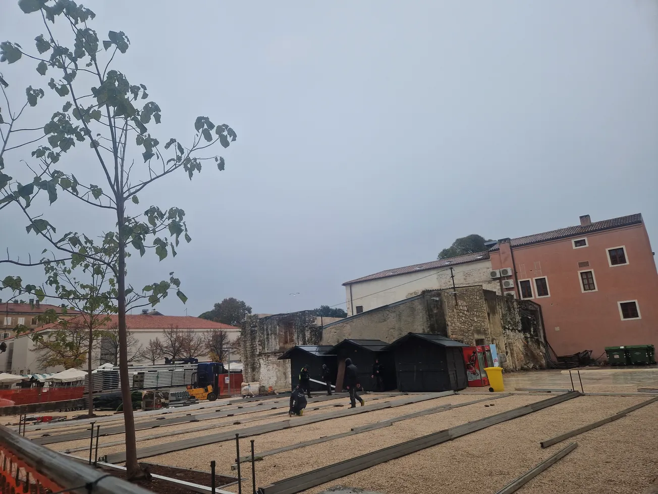 Kemijski WC-i ili adventske kućice? Erlićev "disperzirani" Advent zbunjuje Zadrane!