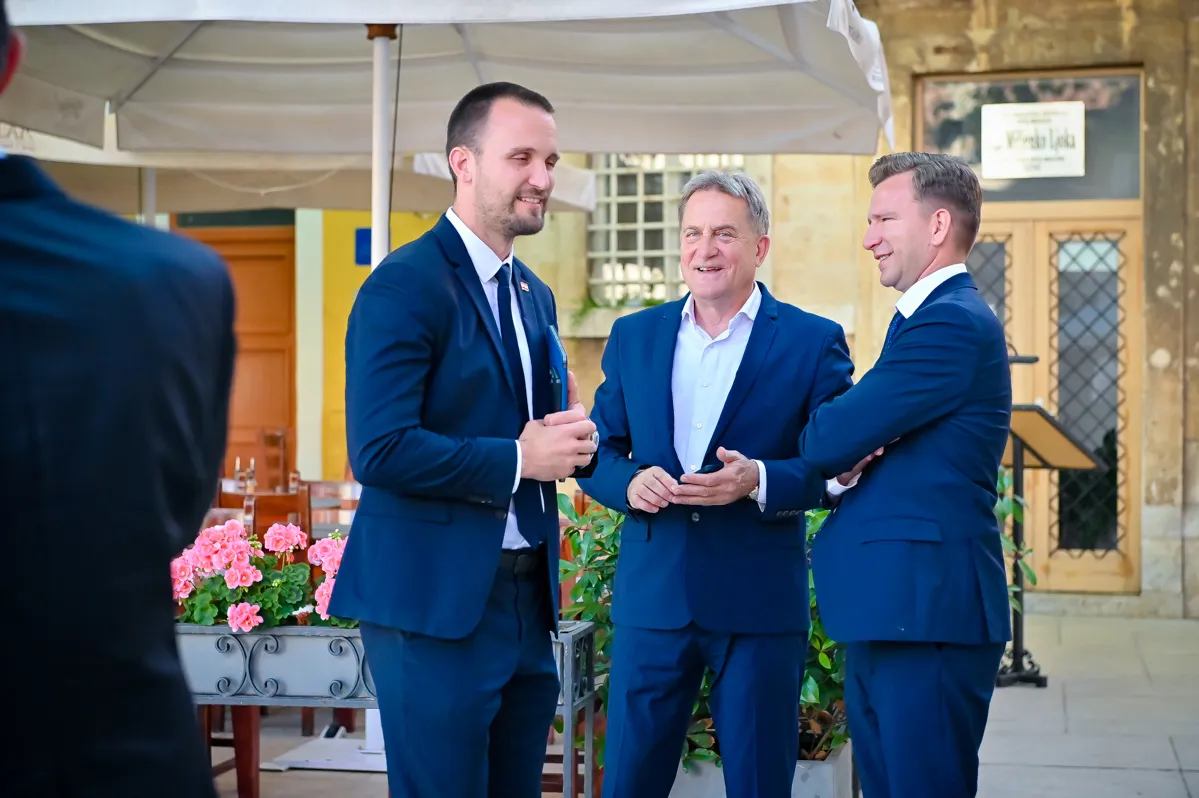 SOLARNA PUSTOŠENJA: HDZ-ova elita betonira Jadran dok Bilaver šuti kao zalivena koka!