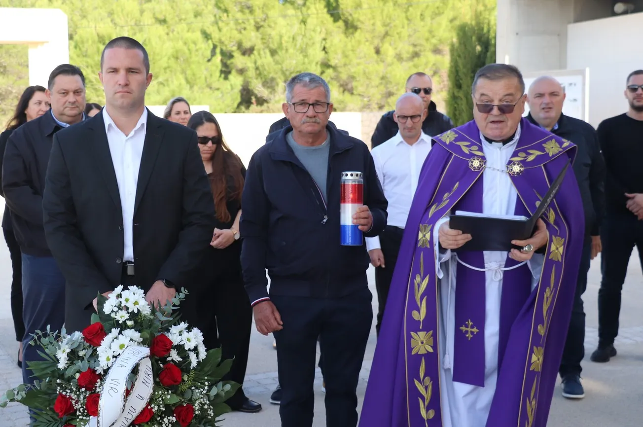 Vir se s tugom i ponosom prisjetio svojih pokojnih: Položeni vijenci i zapaljene svijeće za sve Virane i hrvatske branitelje