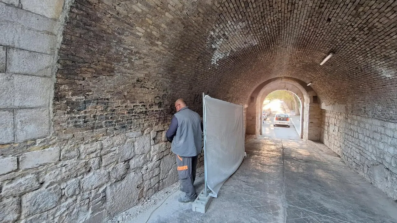 OSAM GODINA ČEKANJA, TRI MINUTE SLAVE: HDZ-ova TikTok ekipa slavi sanaciju zida kao da su otkrili Ameriku