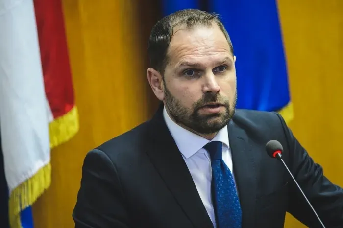 HDZ-ov bradonja na dražbi: Dujela se “brije za živote” dok građani glancaju dno novčanika