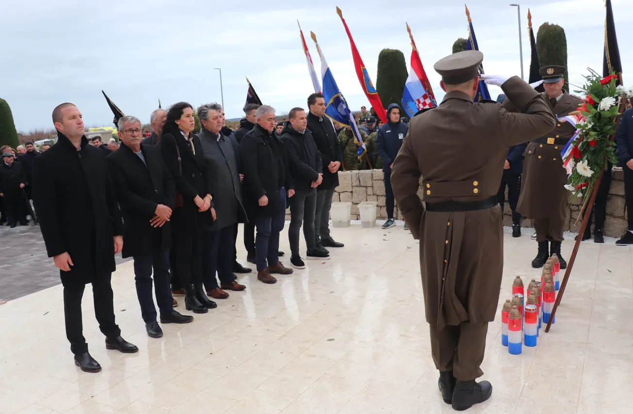 VIRANI U ŠKABRNJI: Izaslanstvo Općine Vir u koloni sjećanja na 34. obljetnicu škabrnjskog stradanja