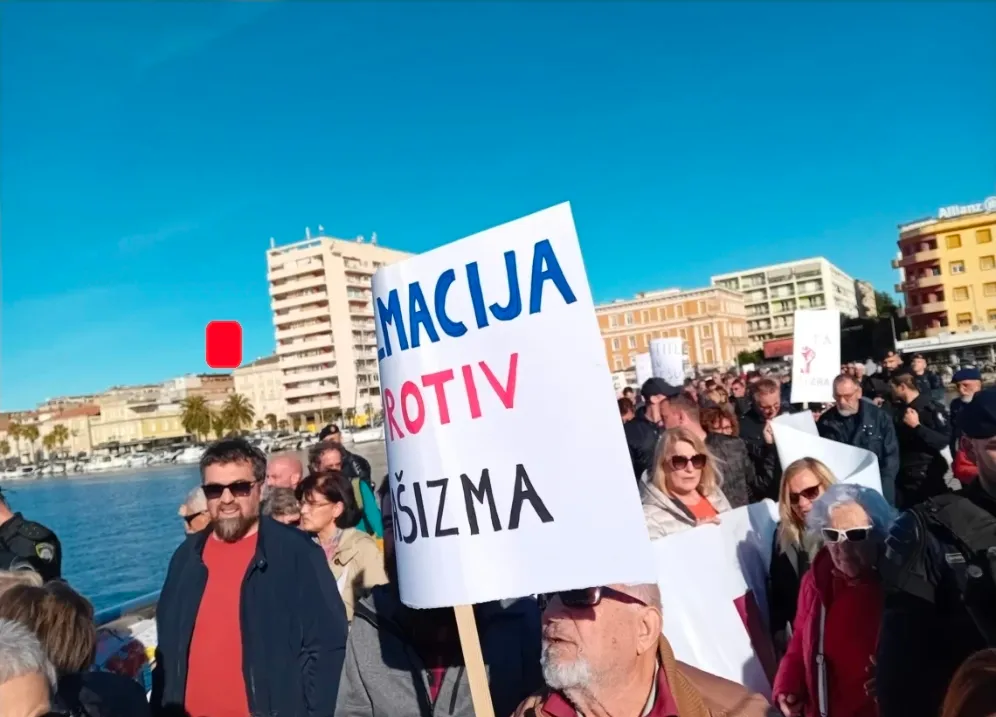 MARŠ PROTIV FAŠIZMA: Prosvjednici u Zadru gađani balonima s crvenim tekućinom