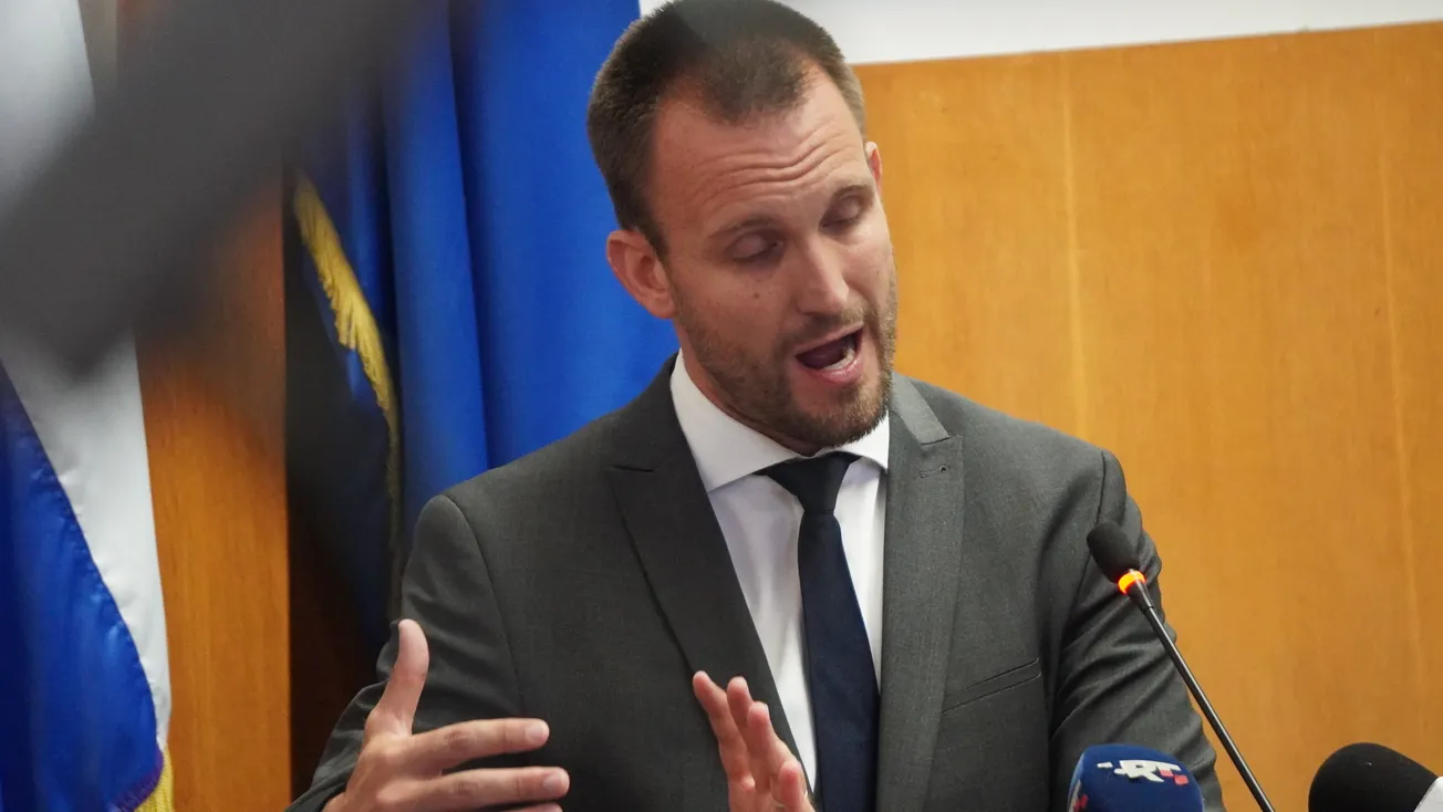 Erlićev obiteljski pedigre dobro je znan cijelom gradu - i danas su, treći put za redom novinari ZADAR Newsa personae non gratae – građanka Mirčeta ne može ostvariti prava u Gradskoj upravi