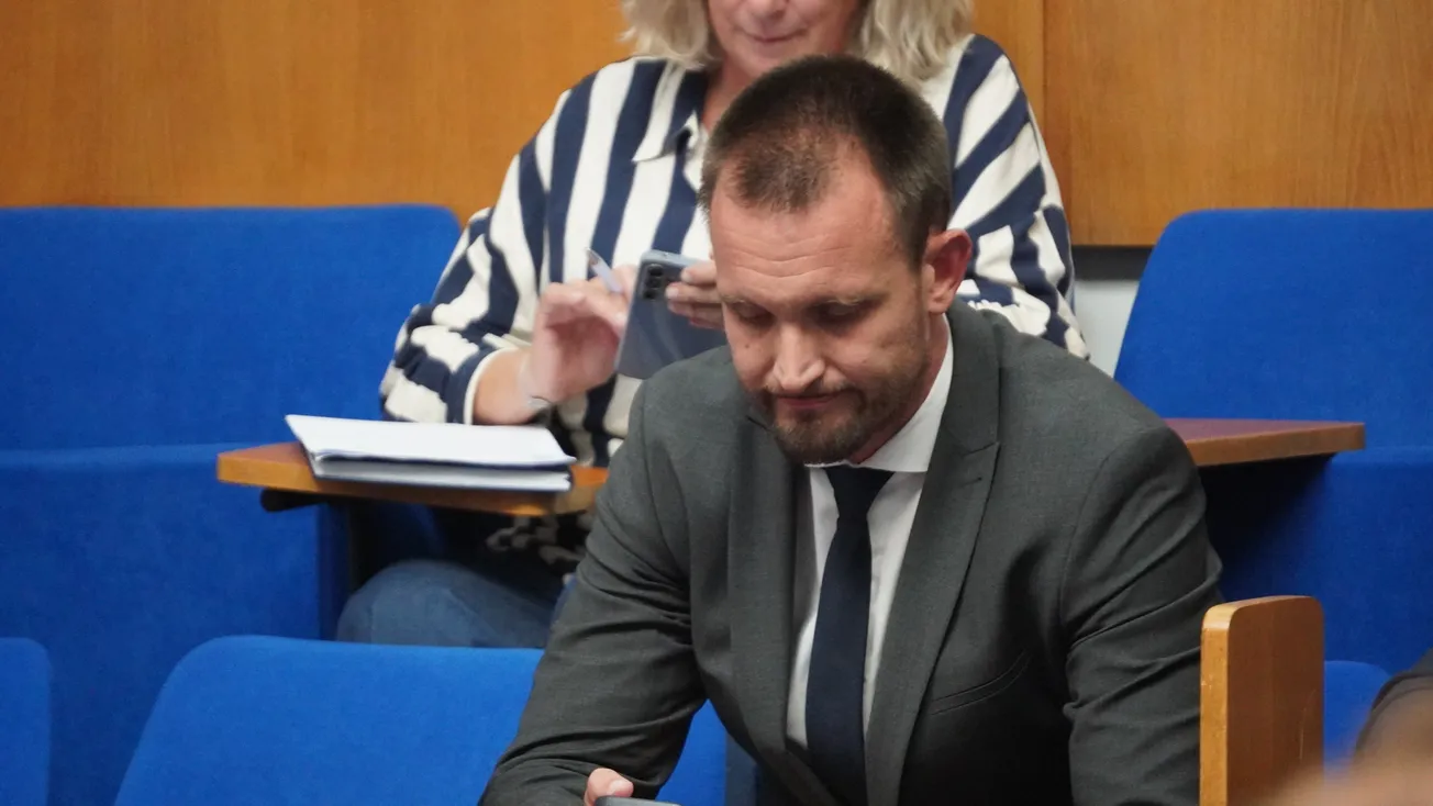 Šime Erliću, prema nepravomoćnoj presudi Županijskog suda u Zadru, tata ti je lopov osuđen za pljačku NK Zadar, a ti si član pravomoćno osuđene zločinačke organizacije zvane "HDZ"