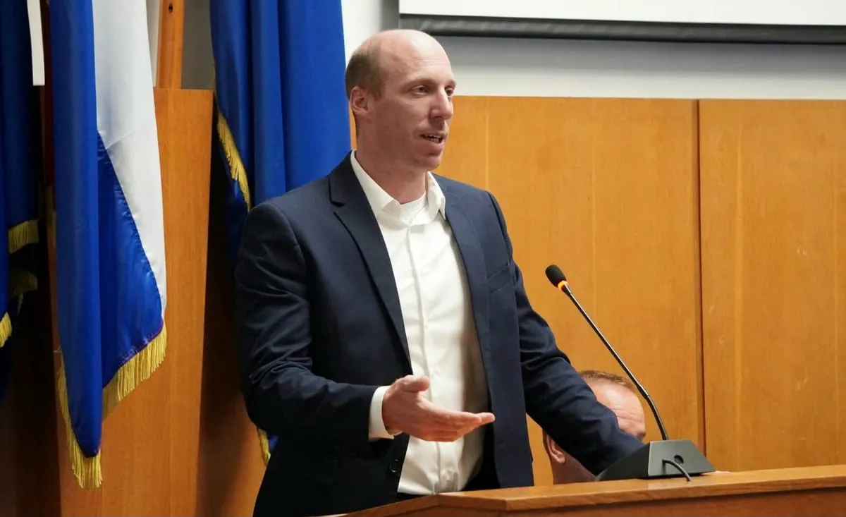 Kaos u vijećnici: Erlić opet zabranio ulazak novinarima, Radeta izbačen nakon rasprave o Žuvelinu fiktivnom prebivalištu