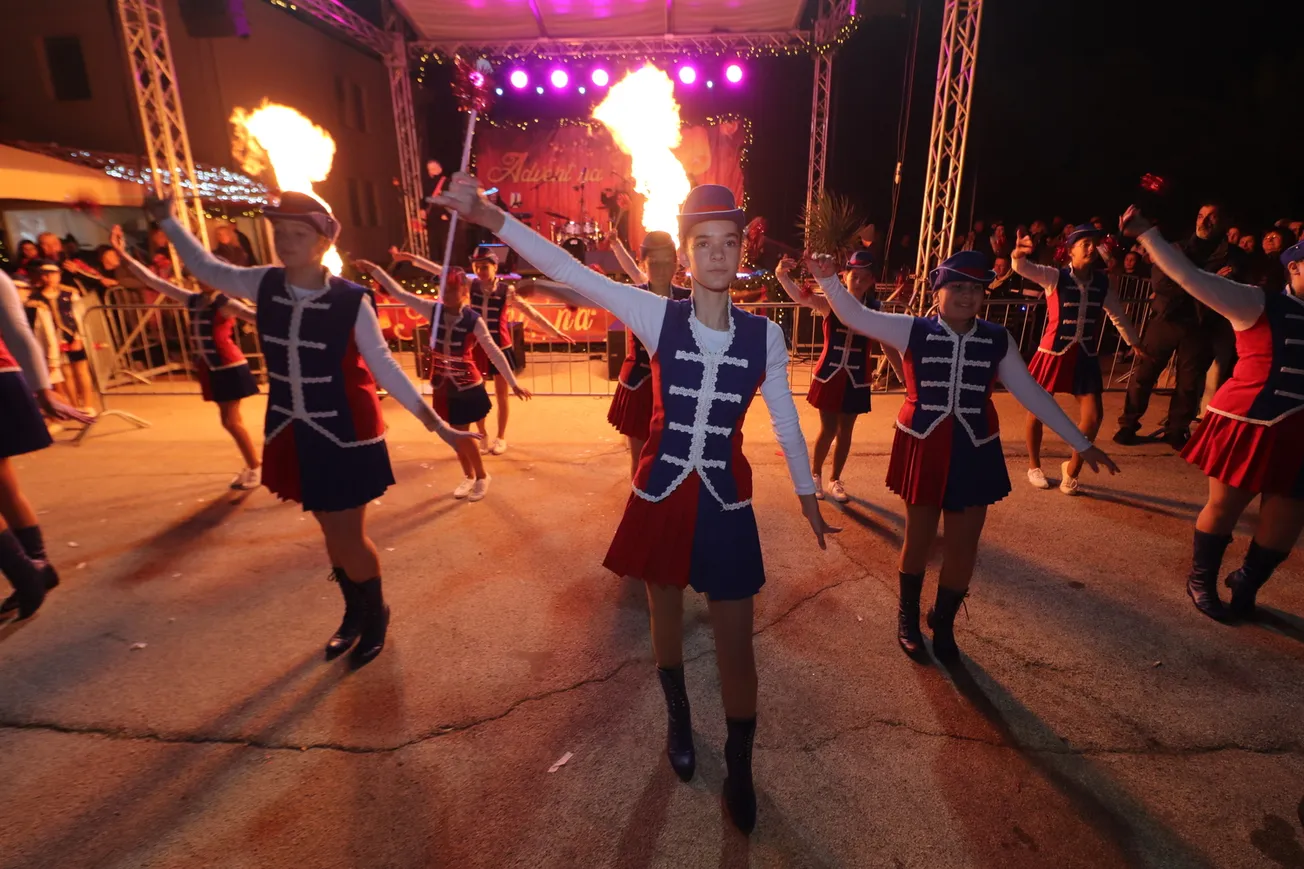 Otvoren Advent u Viru 2025.: Prva svijeća, dječje selo i koncert Jure Brkljače