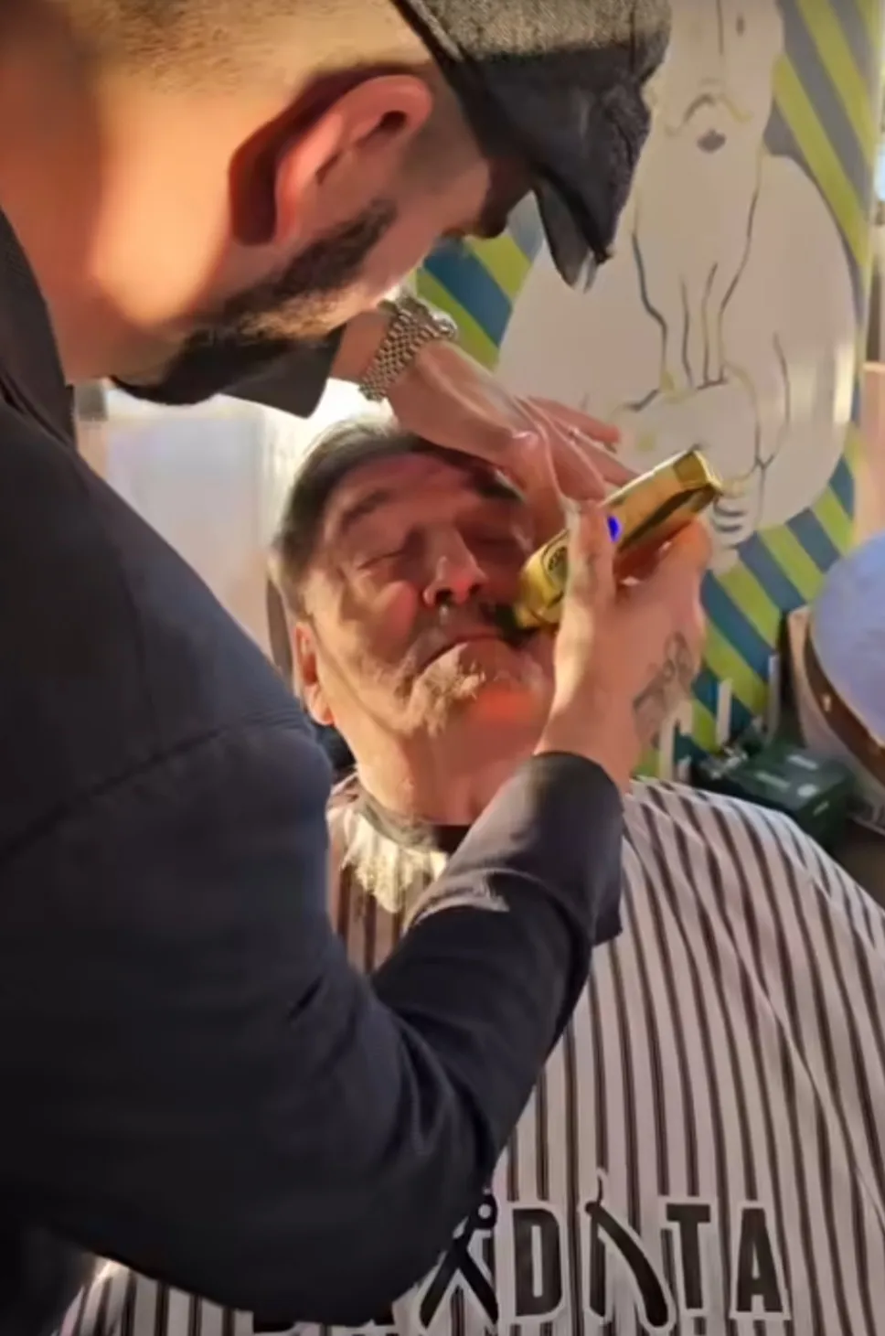 Prva Bradata aukcija u Zadru: Erik Pavin obrijao svoj zaštitni znak i prikupio više od tri tisuće eura