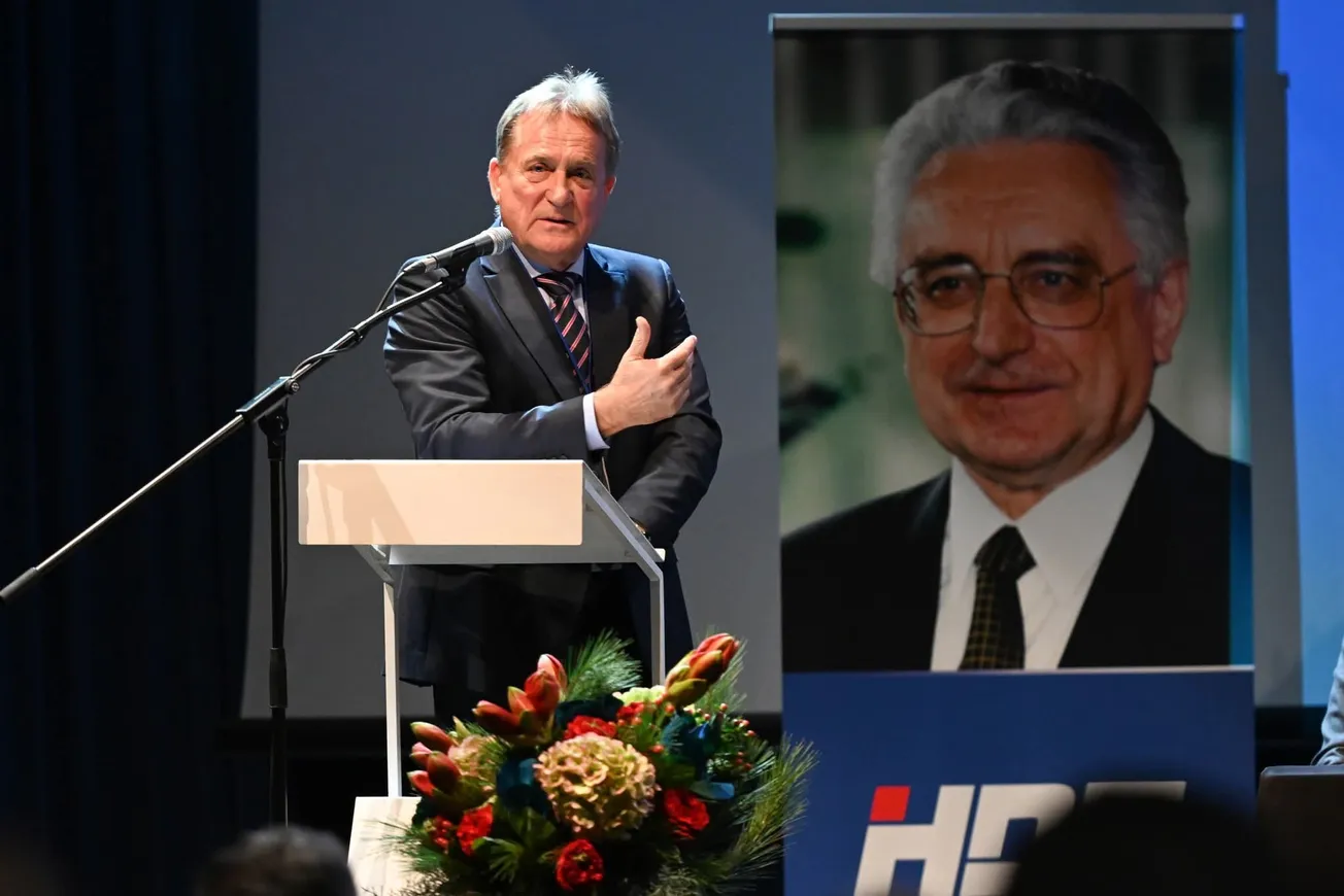 IZBORNA SKUPŠTINA ŽO HDZ: Kalmeta kao maršal Tito slavi trideset godina vlasti dok mladi kanibali oštre zube