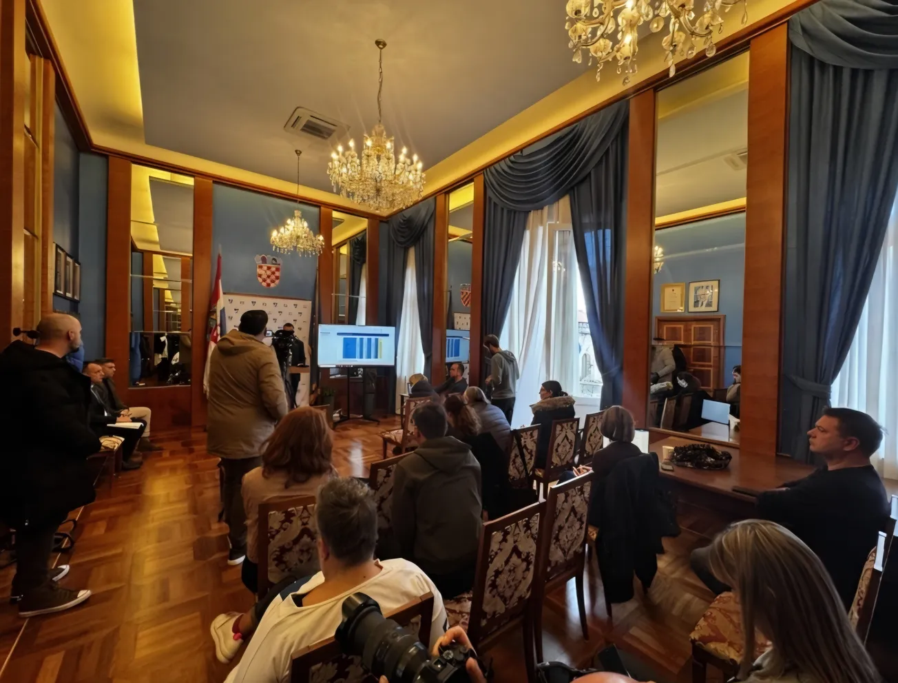 ERLIĆEVA BAJKA O TRANSPARENTNOSTI: Sebi diže plaću 40%, umirovljenicima baca mrvice od 30 eura - "rekordni" proračun od 194,5 milijuna ili katalog HDZ-ovske bahatosti?