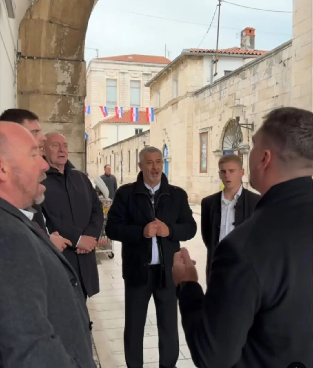 RADETA PROZVAO SLAVUJA IZ RAŠTANA: Žuvela u klinču zbog honorara i USKOK-u njegovih - Imao problem naći klape koje će za te novce pjevati