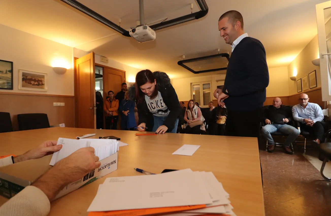 RODITELJIMA URUČENA RJEŠENJA O JEDNOKRATNOJ POTPORI: Općina Vir isplaćuje 80.850 eura za školsku godinu 2025./2026.