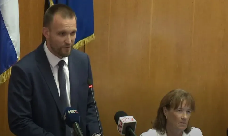 LAŽNA OSUDA I PRAVA ZBUNJENOST: Erlić tvrdi da je na društvenim mrežama osudio napad na Daniela Radetu - ali objave nema! Dok za to vrijeme u Gradskoj upravi opet odjekuje Thompsonova "Pukni puško"