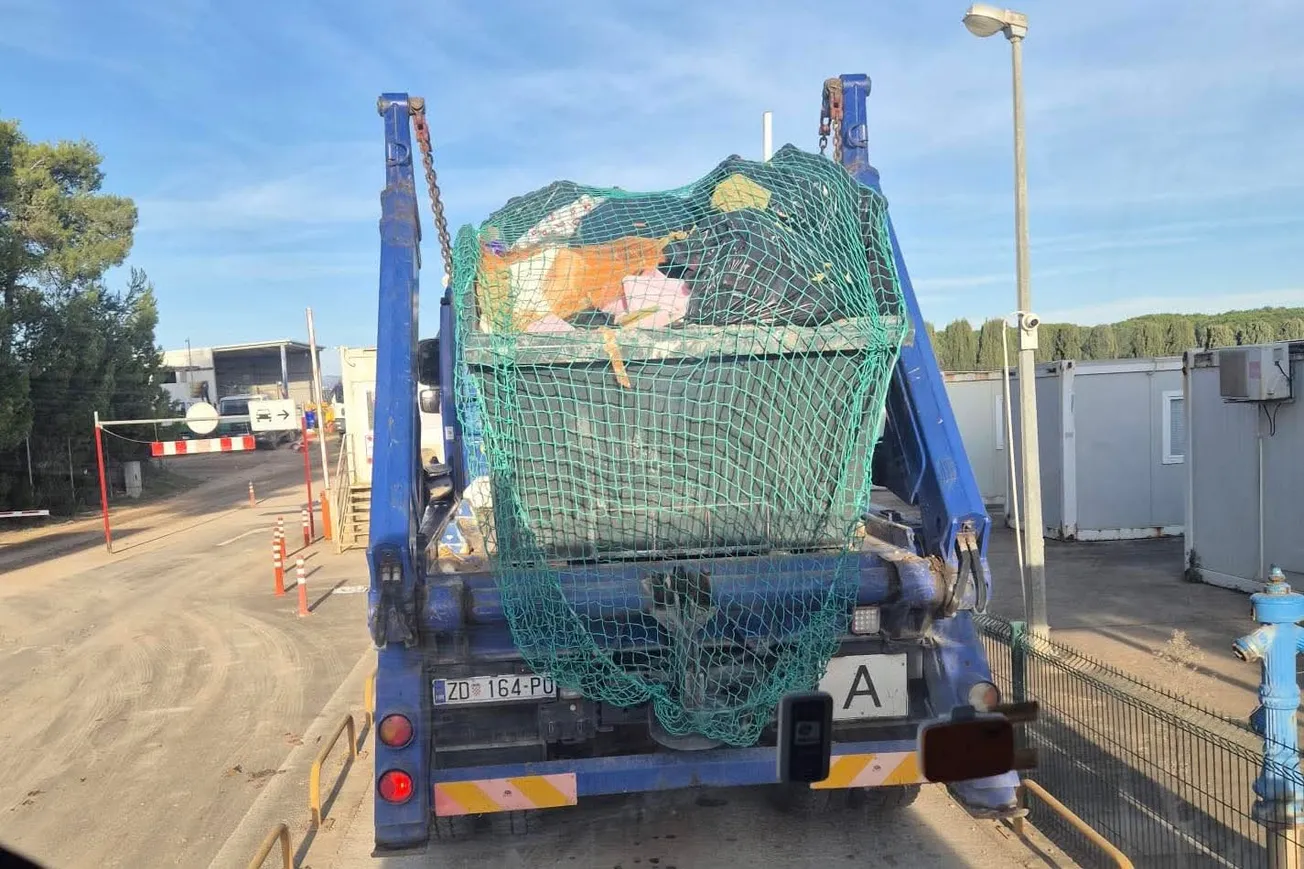 KAOS U VIJEĆNICI: IZBAČEN RADETA! Ćurković i Vučetić gase požar smeća, ali benzinom