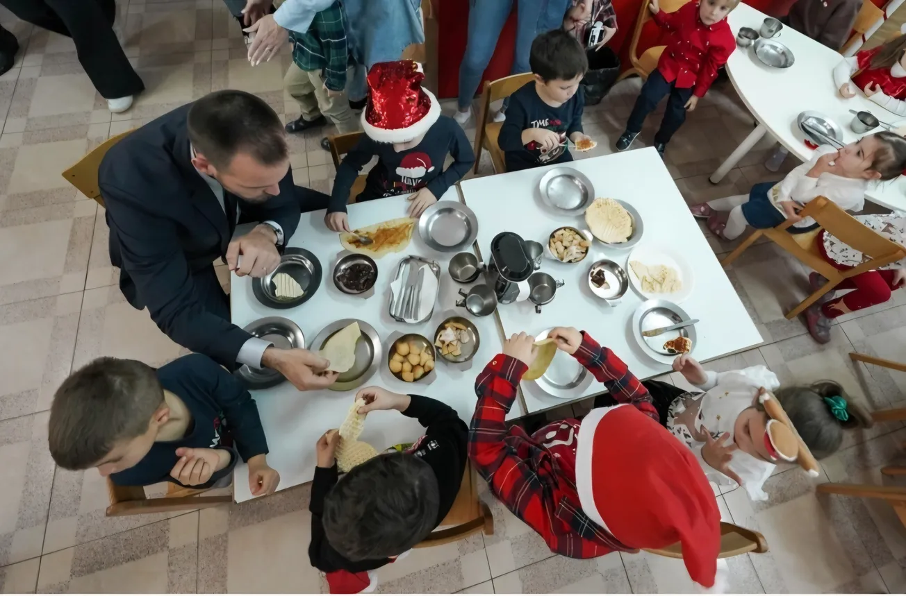 ERLIĆEV ČAJ-GATE: Gradonačelnik koristi predškolce kao PR rekvizite dok njihovi vršnjaci bez "plave iskaznice" čekaju u redovima za upis