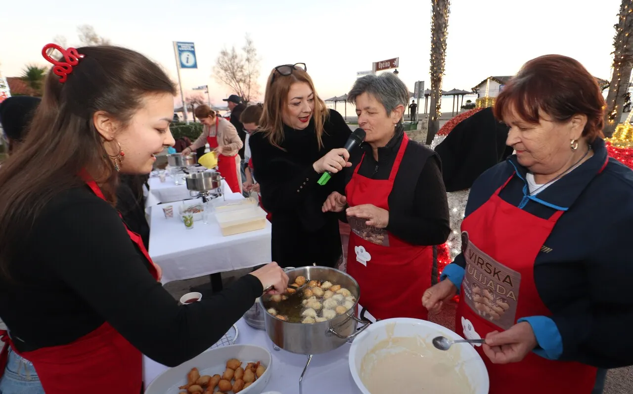 Na Trgu svetoga Jure „zamirisalo tisto“: Održana prva Virska fritulijada uz bogat fond nagrada i paljenje treće adventske svijeće