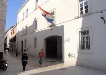 VODOVOD OTVARA RADNA MJESTA I KASU ZA PROMATRAČE: 150 eura po glavi za gledanje Erlićeve predstave zvane " transparentnost"