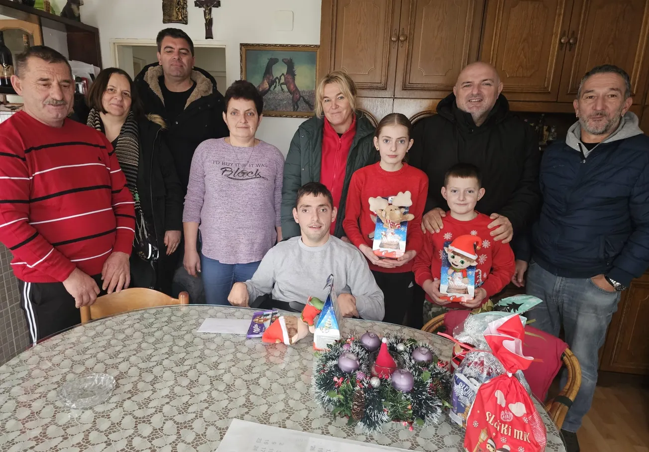 Humanitarna akcija UDDK Vir: Pet obitelji iz Otočca i Gacke doline dobilo po 500 eura, djeci uručeni božićni pokloni