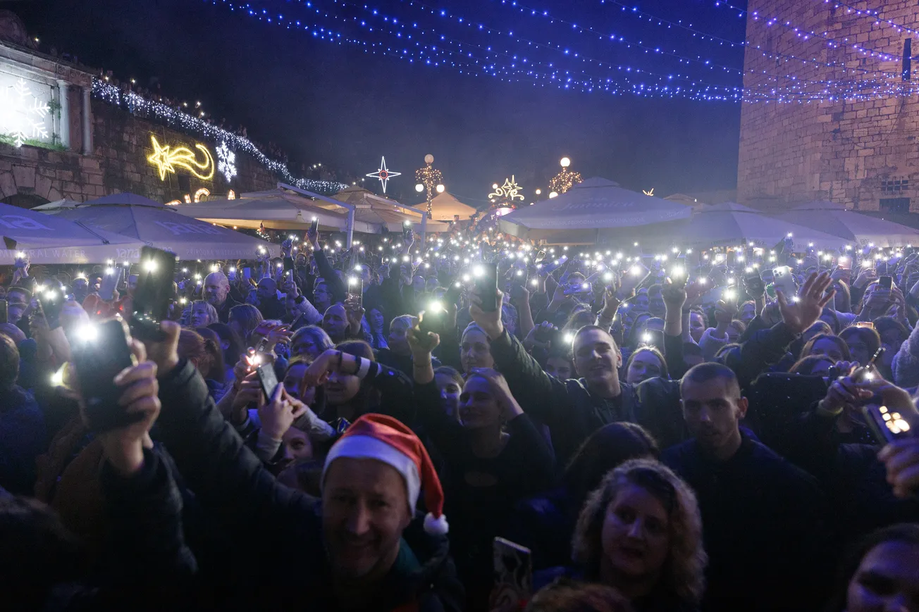Doček dostojan seoske fešte: Kako je Erlićev HDZ zadarski Silvestrovo sveo na tribute bendove