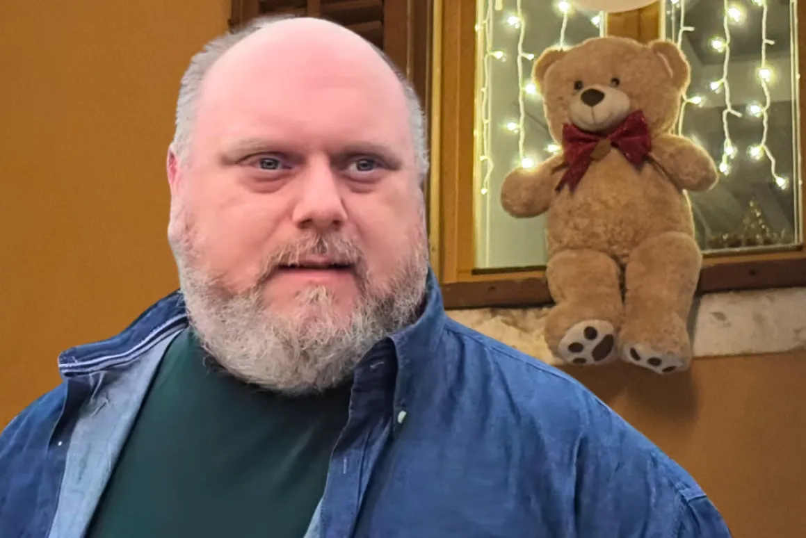 Sablasni prizori: Plišani medvjedići na prozoru "redakcije" Franka Pavića koji je imao odnose s maloljetnim dječacima podsjećaju na mračnu prošlost