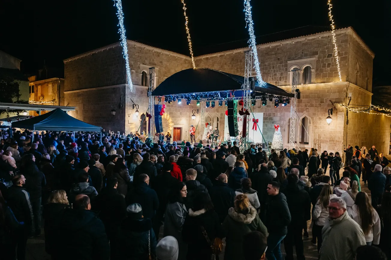 Prvi adventski vikend u Pagu: Otvorena “Zimska čarolija na Pijaci” uz glazbu, lampice i prepun trg