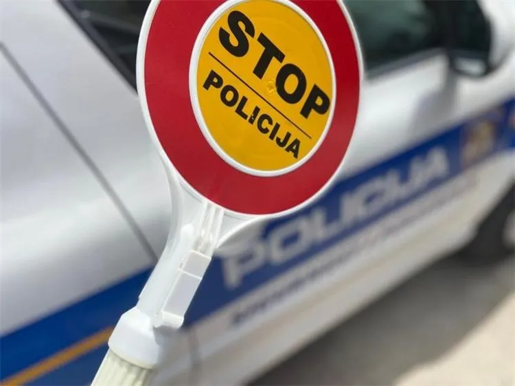 U kontroli prometa policija zaustavila automobil kojim je upravljao maloljetnik