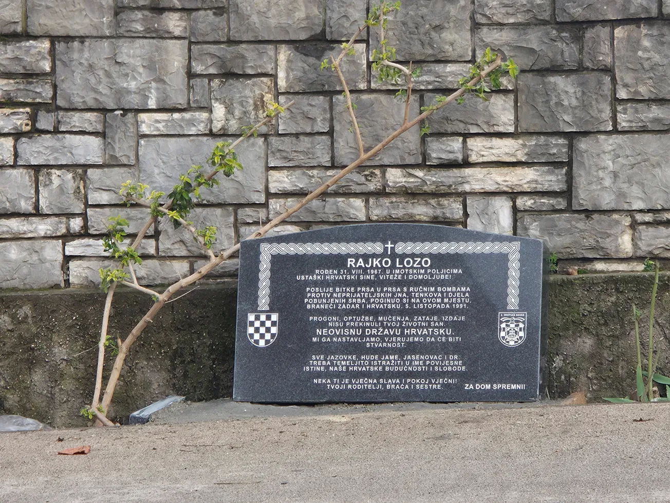 Pod okriljem noći u Zadru osvanula nova spomen ploča Rajku Lozi uz natpis "Za dom spremni"