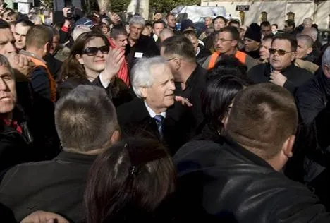 TRI TISUĆE LJUDI GA DOČEKALO Fikret Abdić pušten na slobodu