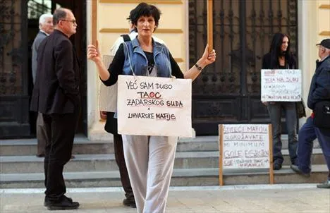 ‘GLADNA SAM, JAVITE SE!’ Zadranka prosvjedovala – primio je Josipović: Sve ću mu mailom poslati