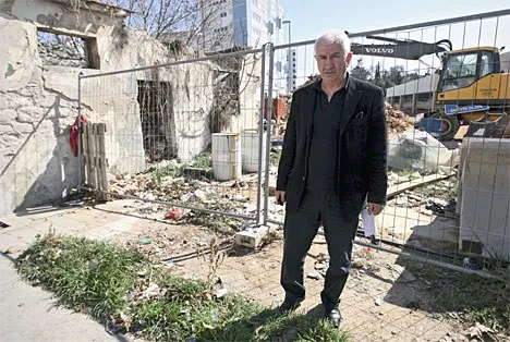 Policija ne dopušta Šariću niti da očisti svoj teren