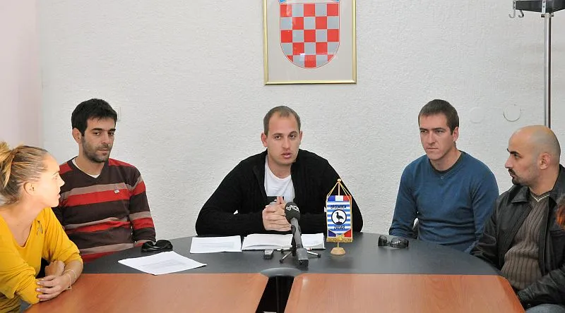 [9 sati, Narodni trg] Akcija Mladih Zadar podigla kaznenu prijavu protiv gradonačelnika Vrančića!