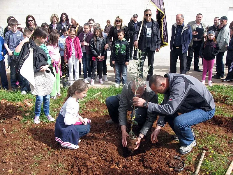 Branitelji s učenicima uređivali okoliš