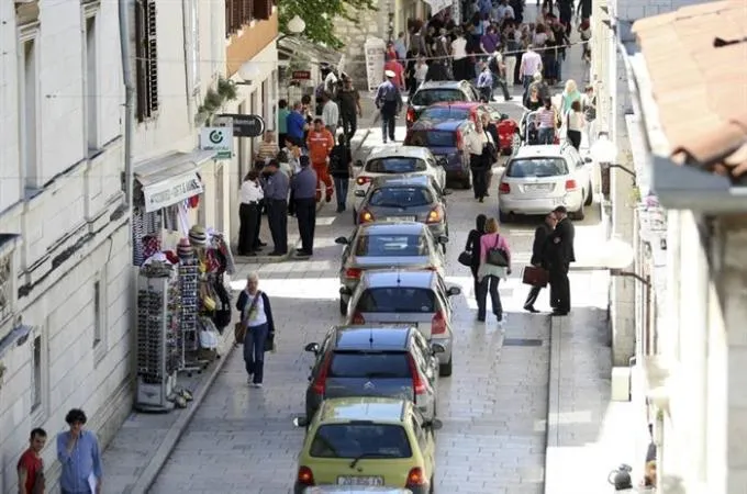 Blokirali ulaz u Zadar, zauzeli gradsku vijećnicu i doveli gradonačelnika: Zašto nam ne pomognete protiv ilegalnog graditelja?