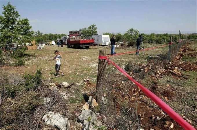 U Škabrnji žicom ogradili doseljene Rome, došljaci očajni: Nismo ni četnici ni životinje!