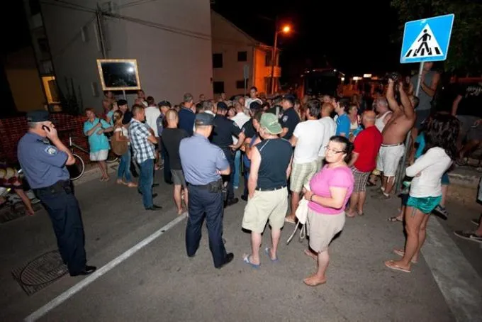 Gnjevni stanari Galićevih zgrada umalo linčovali načelnika PU zadarske Darka Cara