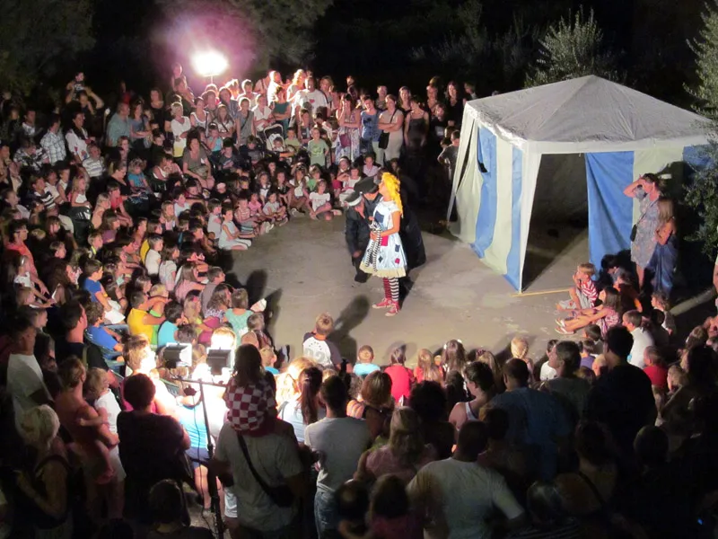 VIDEO – Dragon teatar  Njezino veličanstvo – Pipi!