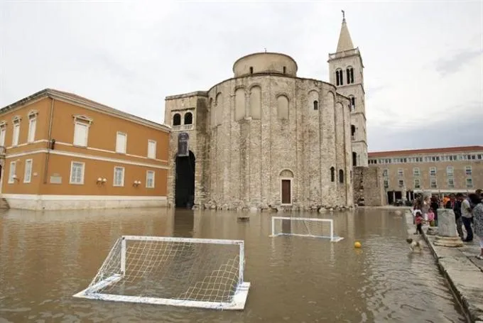 Zadrani sve okrenuli na šalu, pa sklepali vaterpolosko igralište i lovili ribu ispred Sv. Donata