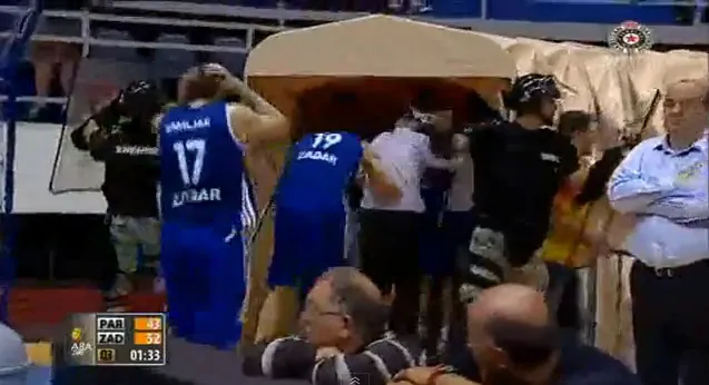 VIDEO – U teren letjele boce, upaljači, kovanice… pogledajte kako je to sinoć izgledalo u Pioniru