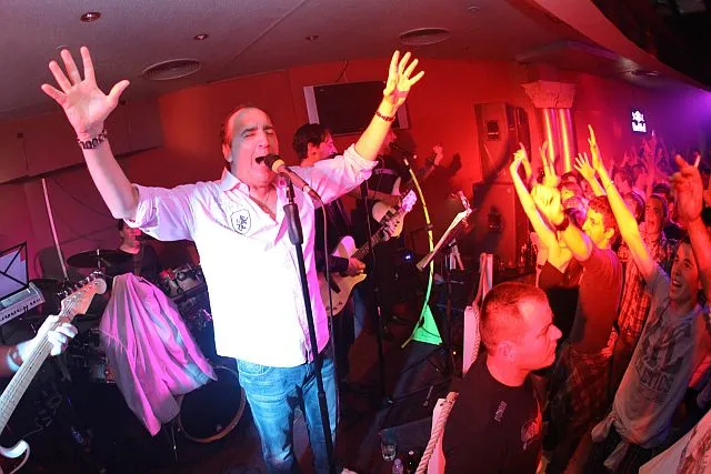 Grdović na koncert došao dan ranije pa pjevao u – fast foodu!