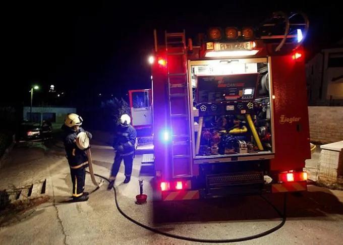 Dvoje Splićana kod Zadra vatrogasci izvlačili iz smrskanog automobila